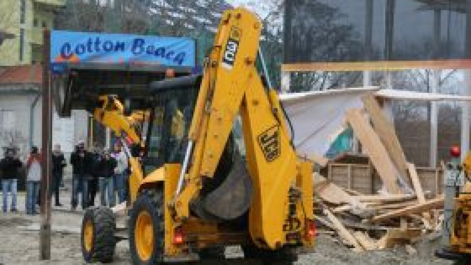 Construcţiile ilegale de pe plajă "urmează să fie demolate"