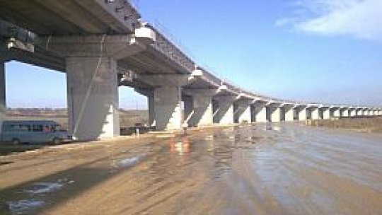 Lucrările la autostrada Comarnic-Braşov îngheaţă