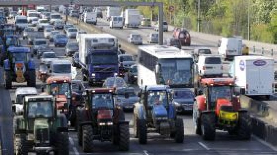 Agricultorii francezi protestează pe străzile Parisului