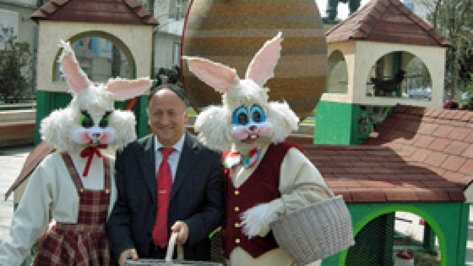 Ou uriaş de Paşti în Piaţa primăriei din Piteşti