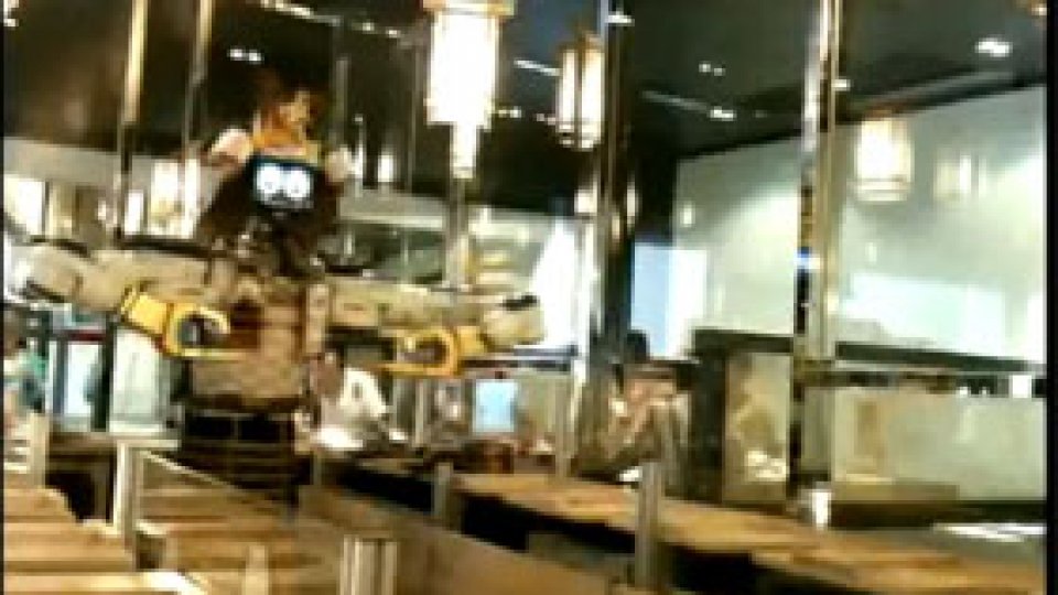 Chelneri roboţi servesc şi dansează în Thailanda