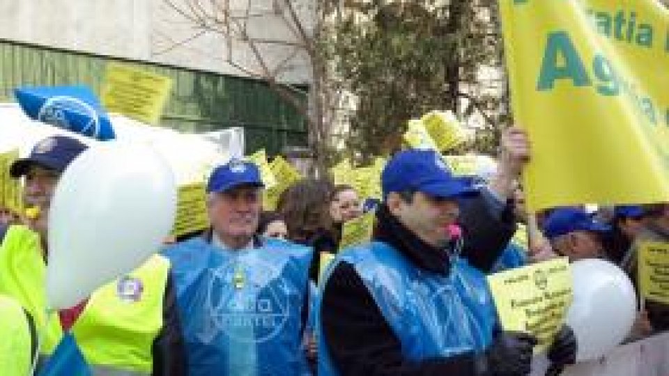 Profesorii şi agricultorii anunţă proteste