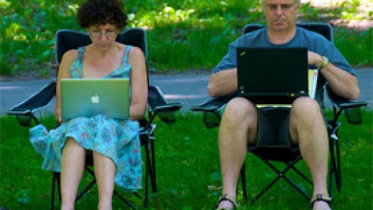 Oamenii care nu comunică pe Facebook "sunt mai fericiţi"