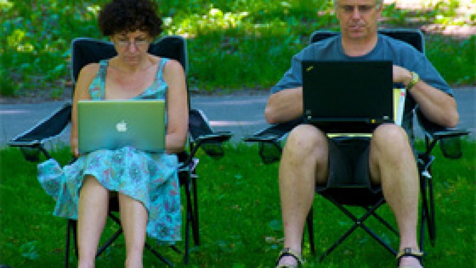 Oamenii care nu comunică pe Facebook "sunt mai fericiţi"