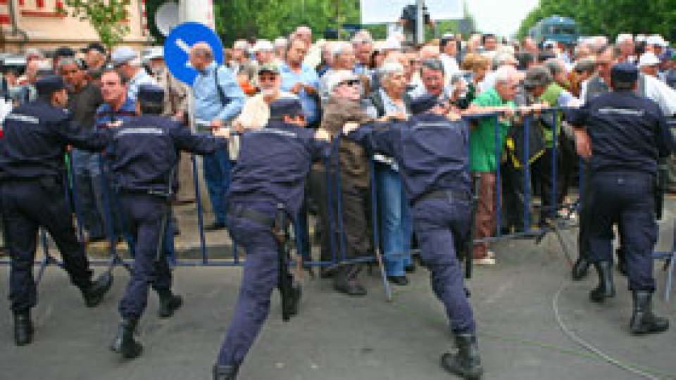 Confruntări între pensionari şi jandarmi