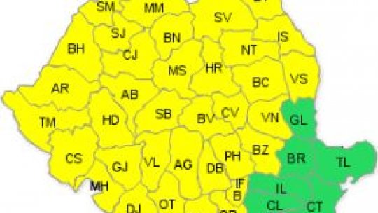 Ploi torenţiale şi vijelii în weekend