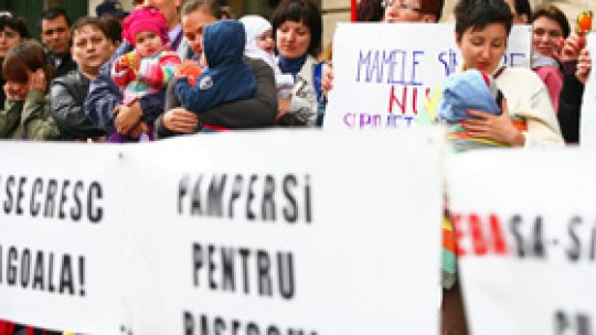 Părinţii au protestat în faţa ministerului muncii