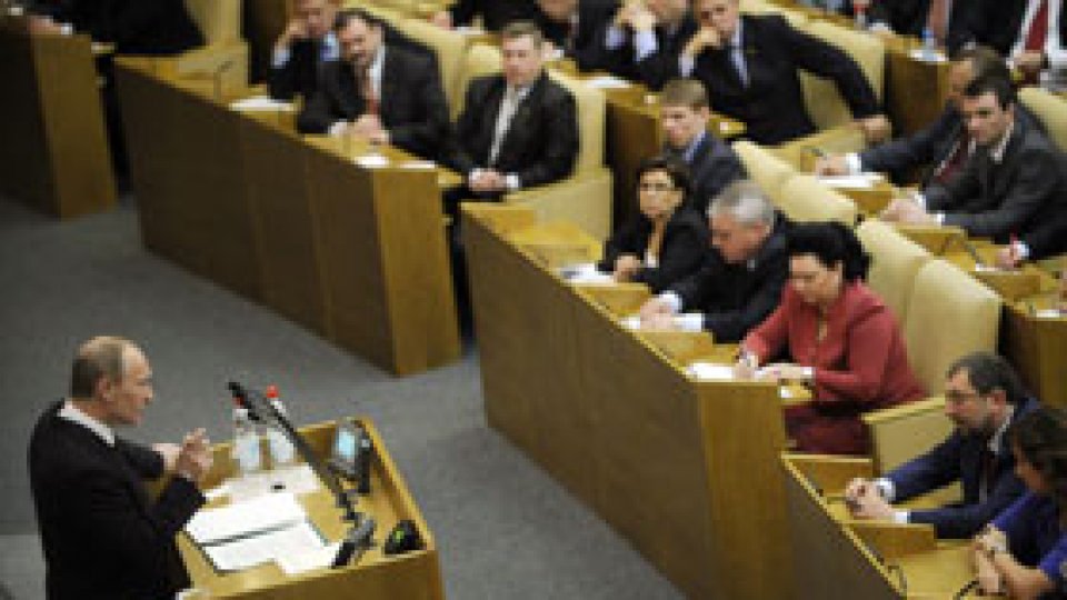 Deputaţii ruşi votează la "mai multe mâini"