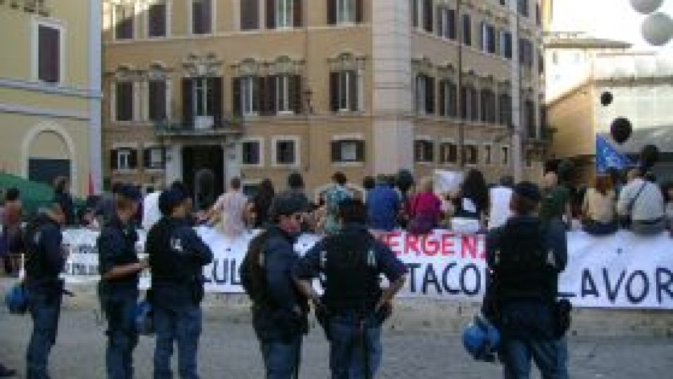 De pe scena Scalei din Milano, în stradă