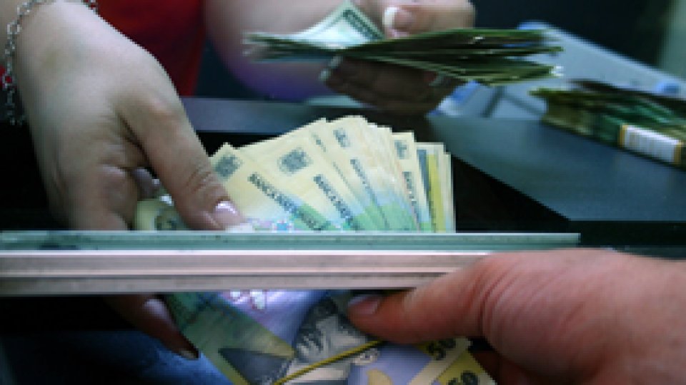 Salariul mediu net din România sfidează criza