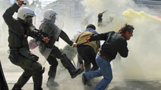 Confruntări între poliţie şi manifestanţi în Grecia