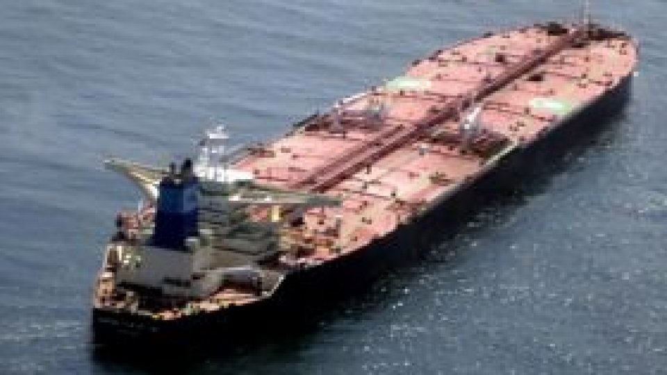 Flota rusească eliberează un petrolier din mâinile piraţilor