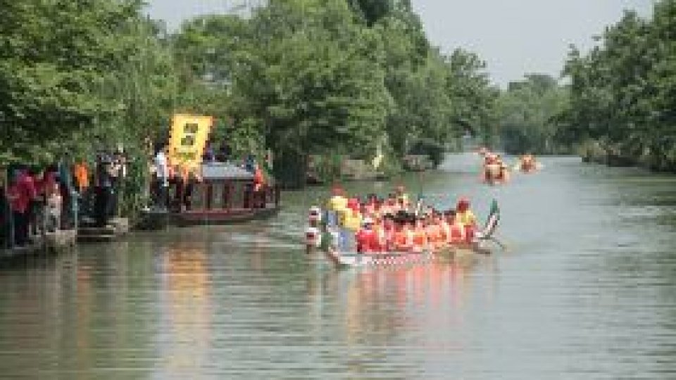 Festivalul bărcilor-dragon în Hangzhou