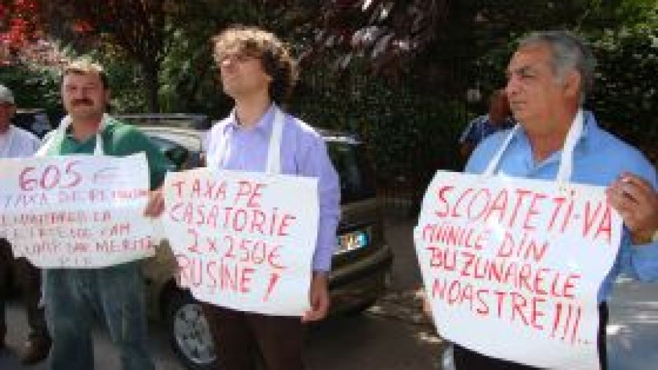 Românii au protestat la Roma contra noilor taxe consulare