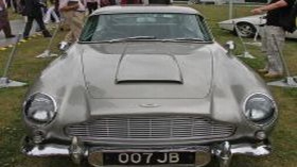 Maşina lui James Bond, scoasă la licitaţie