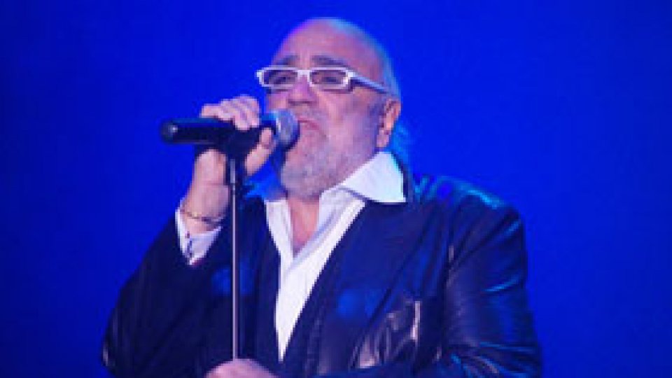 Cântăreţul Demis Roussos revine în România