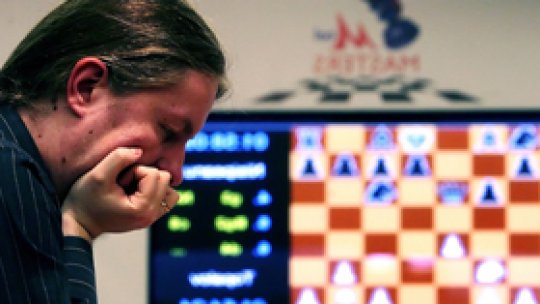 Nisipeanu reuşeşte o remiză cu Carlsen la Turneul Regilor