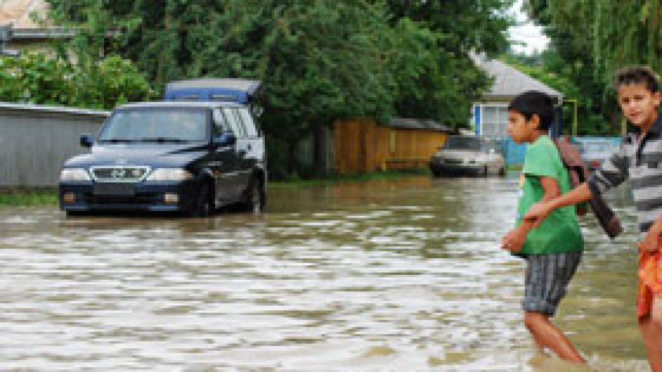Mii de persoane, evacuate din cauza inundaţiilor