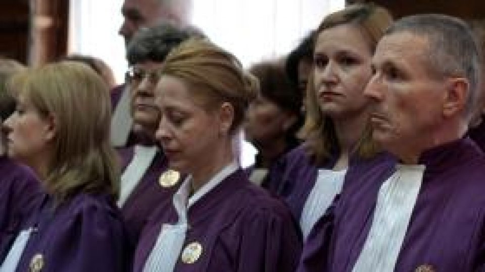 Magistraţii se opun micşorării salariilor cu 25%