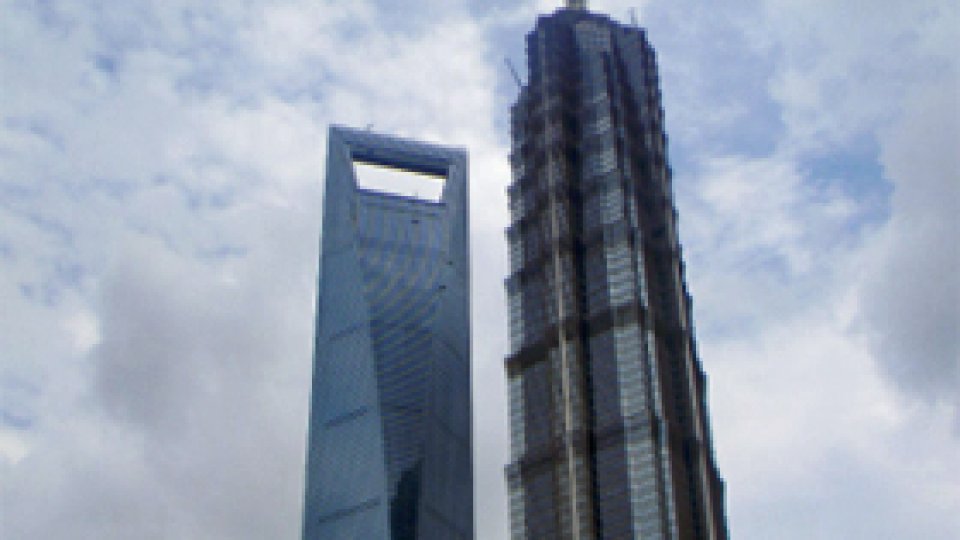 Pe verticală, cât două staţii de autobuz