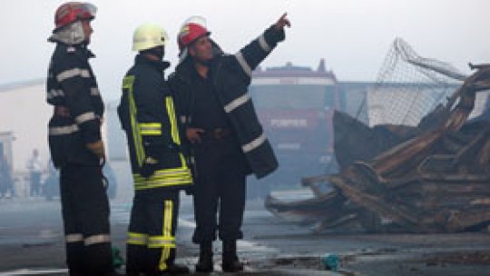 Incendiu puternic în Piaţa Reşiţa din Bucureşti