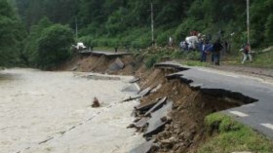 Inundaţiile continuă să facă ravagii în Moldova