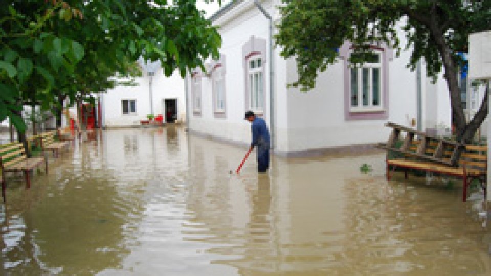 Ministrul de interne a survolat zonele inundate