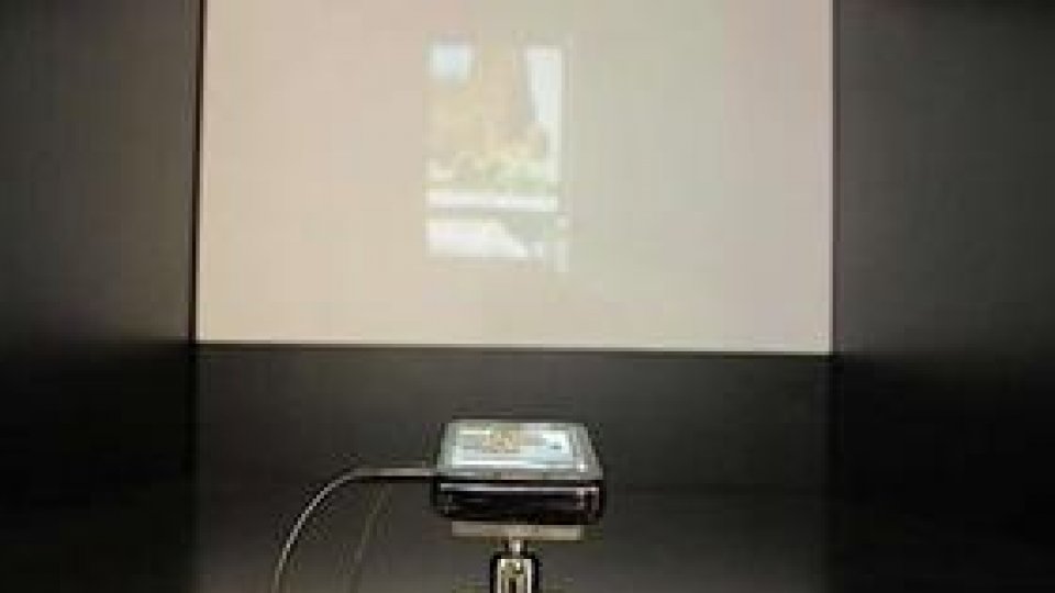 Telefon mobil cu proiector încorporat