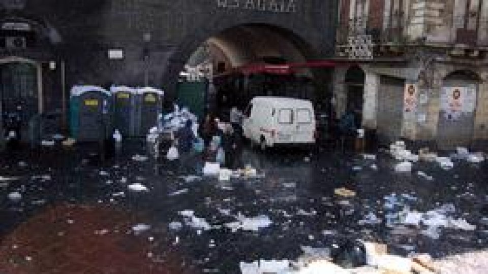 Italia "arde" din cauza căldurii şi a deşeurilor