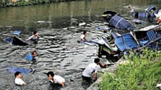 Cu tricicleta în apă pentru a scăpa de fisc