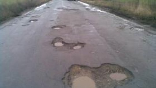 Funcţionar condamnat pentru o groapă din asfalt
