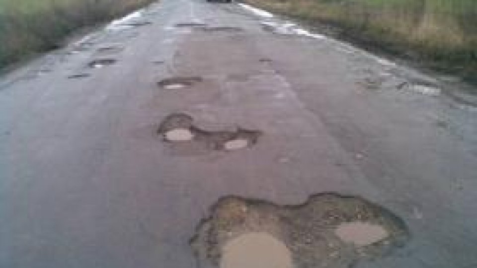 Funcţionar condamnat pentru o groapă din asfalt