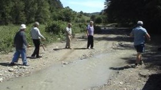 În Pătârlagele, Mehedinţi, nu ajunge decât căruţa