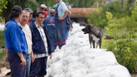 Gălăţenii s-au mobilizat cu cei care luptă cu apele