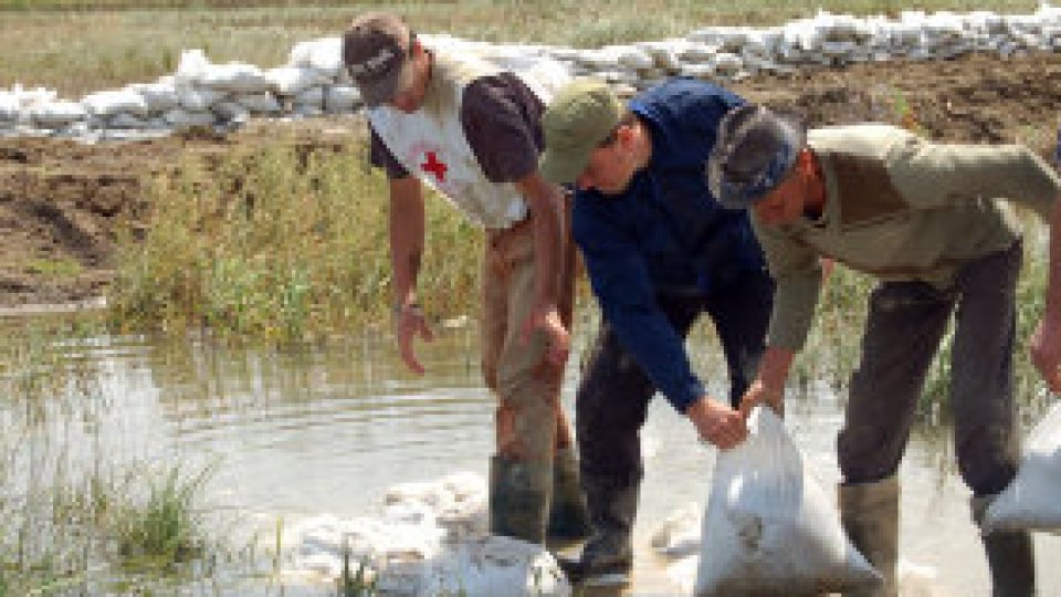 Apa s-a retras de la Săuceşti