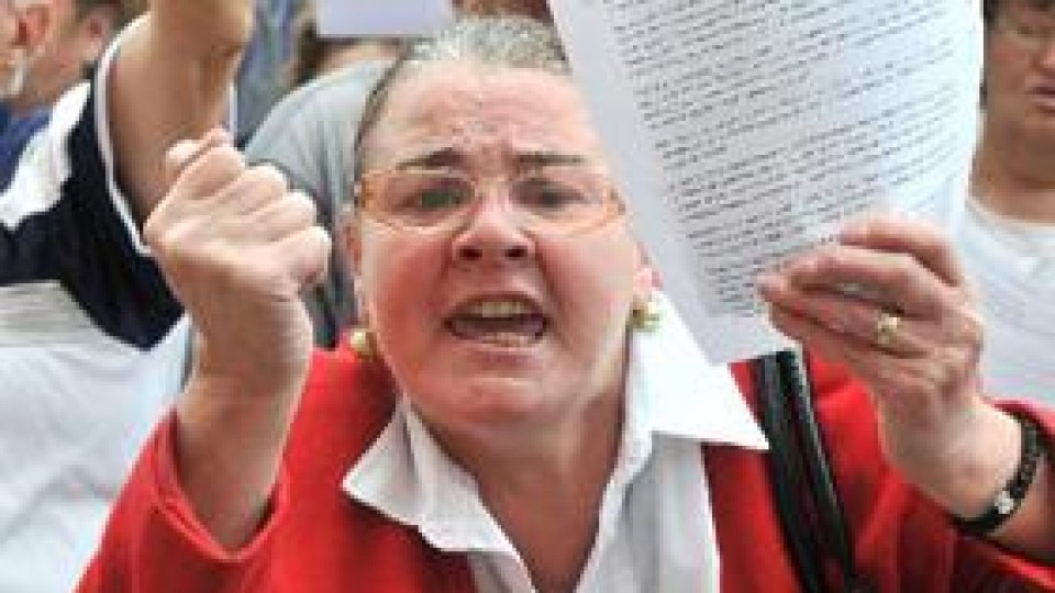Bugetarii concediaţi apelează la tribunal