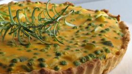 Tartă cu dovlecei, mazăre şi cartofi dulci