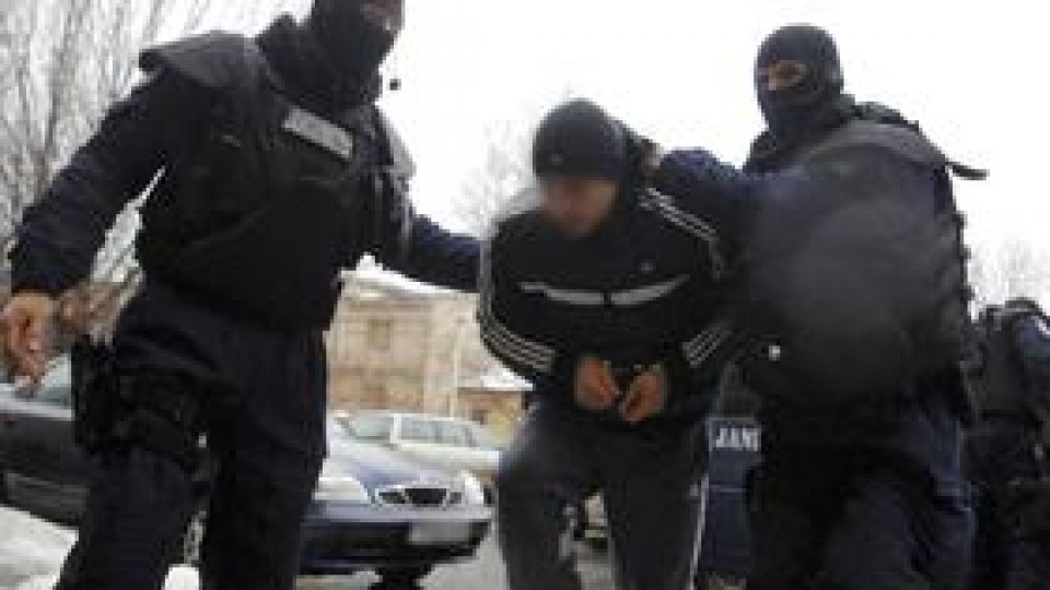 Grup infracţional de 54 de persoane, "destructurat"