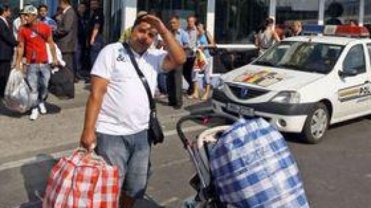 The first of the evacuated gypsies return to Romania from France