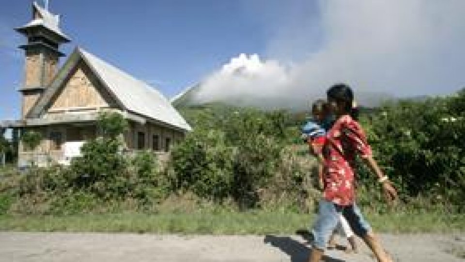 Mii de persoane evacuate din cauza unui vulcan indonezian