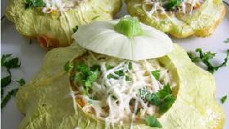 Dovlecei patison umpluţi cu legume