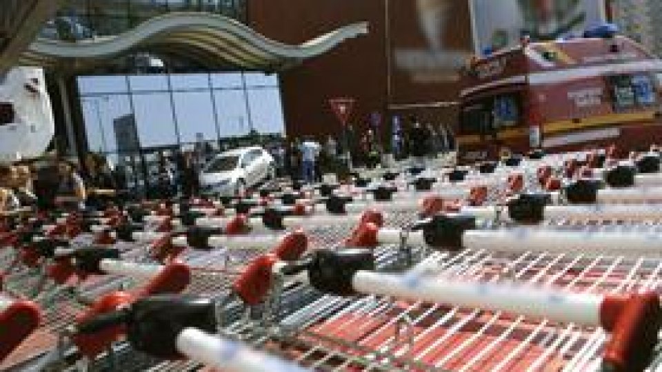 Tavanul unui supermarket din Vitan s-a prăbuşit