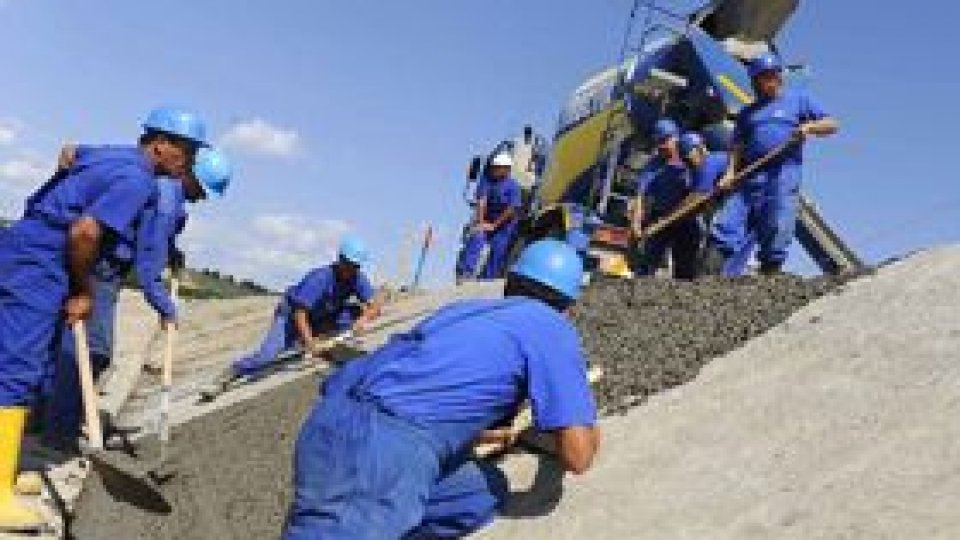 Muncitori necalificaţi în construcţii, evaluaţi la Slatina