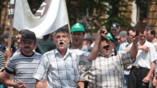 Fermierii au pichetat sediul prefecturii din judeţul Olt