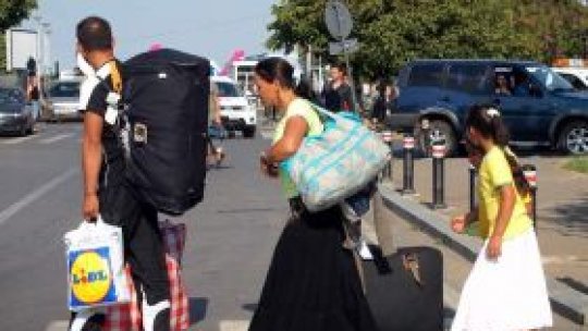 Sky News: mii de romi repatriaţi din Franţa revin în vest