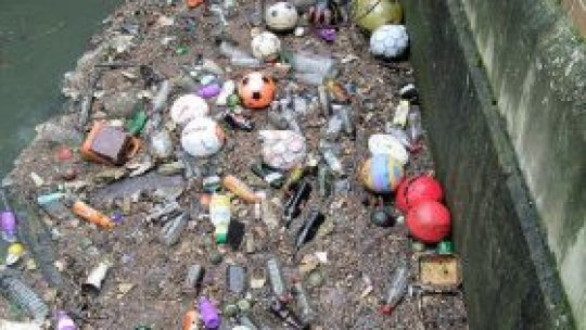 Poluare cu ambalaje reciclabile, pe cursul Lotrului