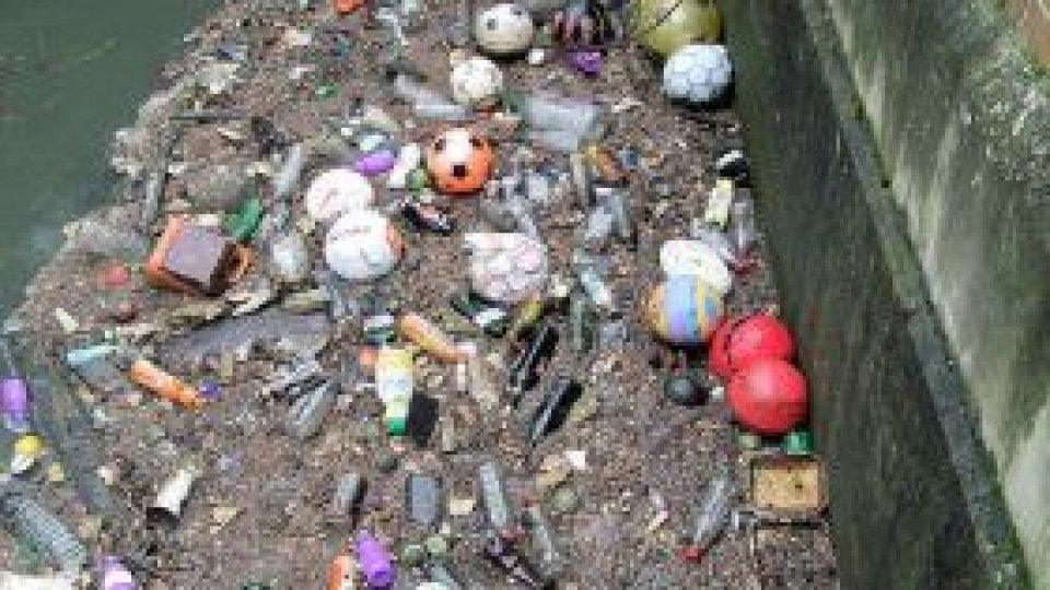 Poluare cu ambalaje reciclabile, pe cursul Lotrului
