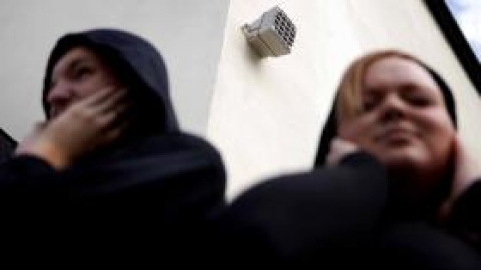 "Ţânţarul" care alungă tinerii de lângă metrou