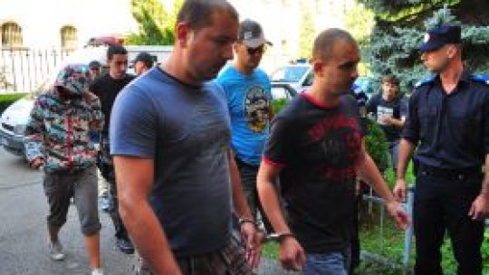 Doi tineri din Slatina, suspectaţi pentru trafic de persoane