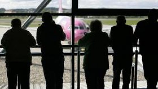 Pasagerii unei curse aeriene au ajuns acasă cu autocarul